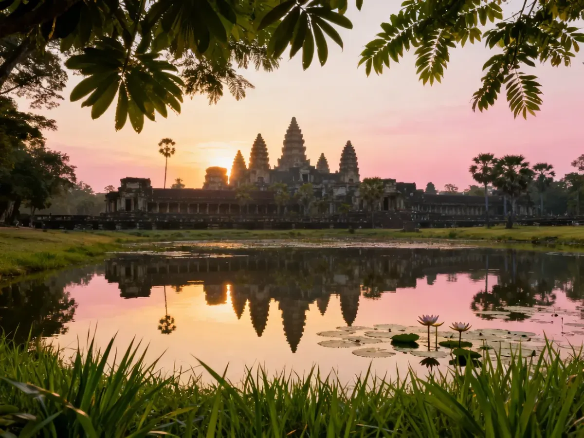 Słynne wieże świątyni Angkor Wat odbijające się w stawie o wschodzie słońca.